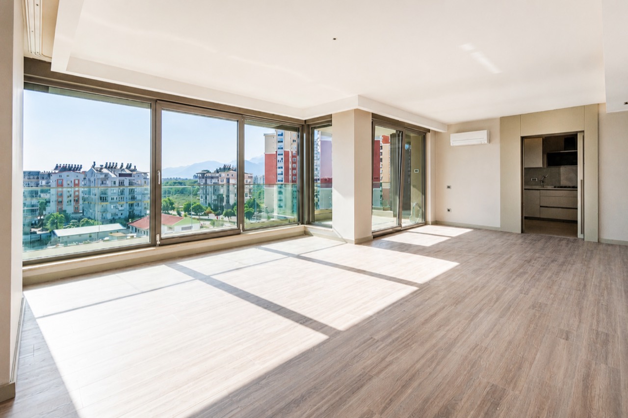 MAX’ta geniş pencereli salon ve balkon bağlantısı