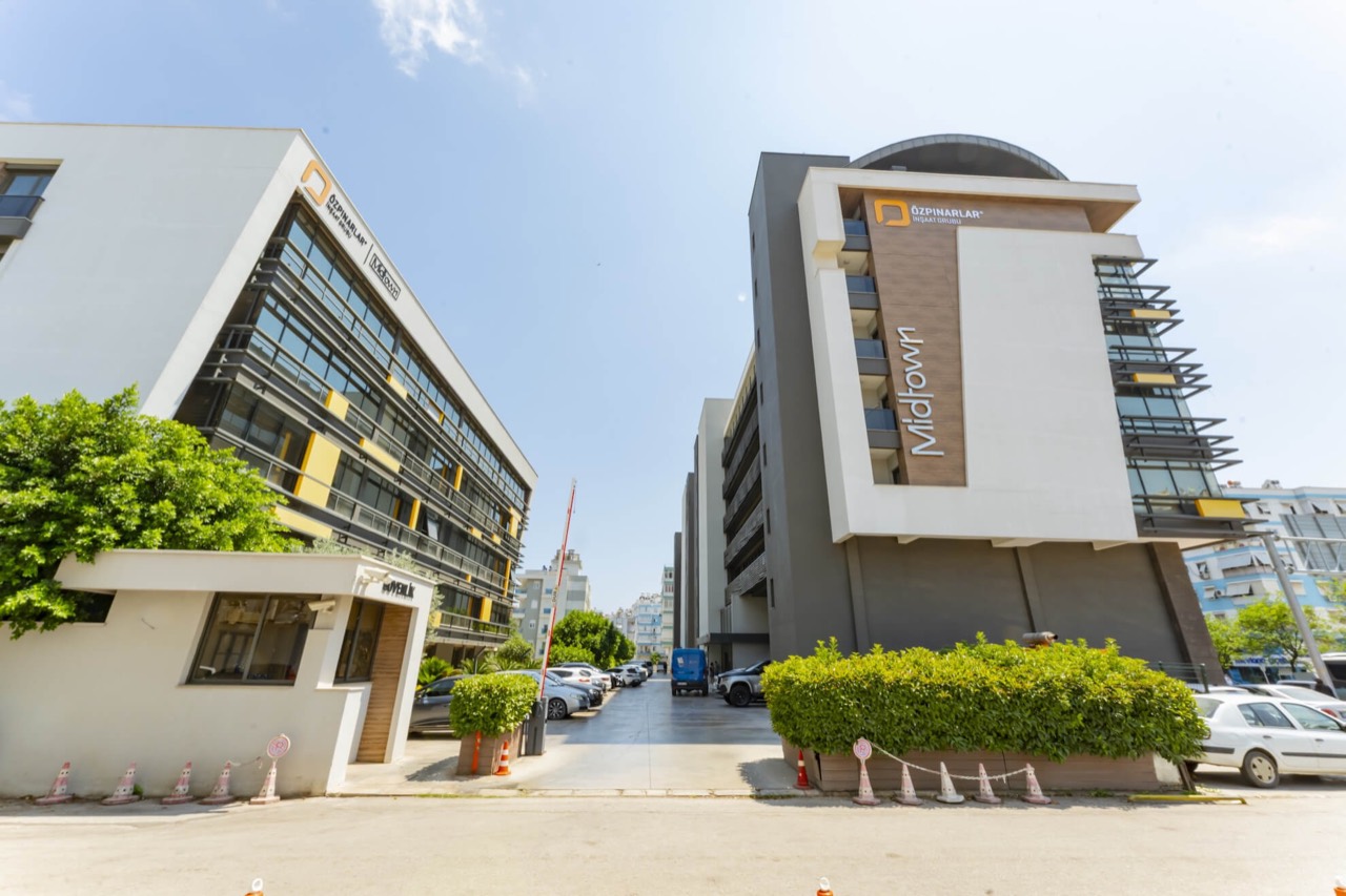 Midtown Plaza dış cephesi ve giriş alanı
