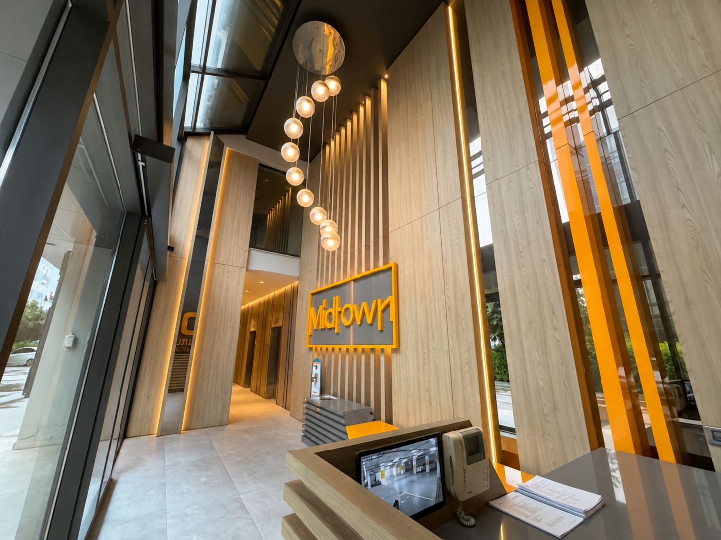 Midtown tabelasının bulunduğu lobi ve karşılama bankosu
