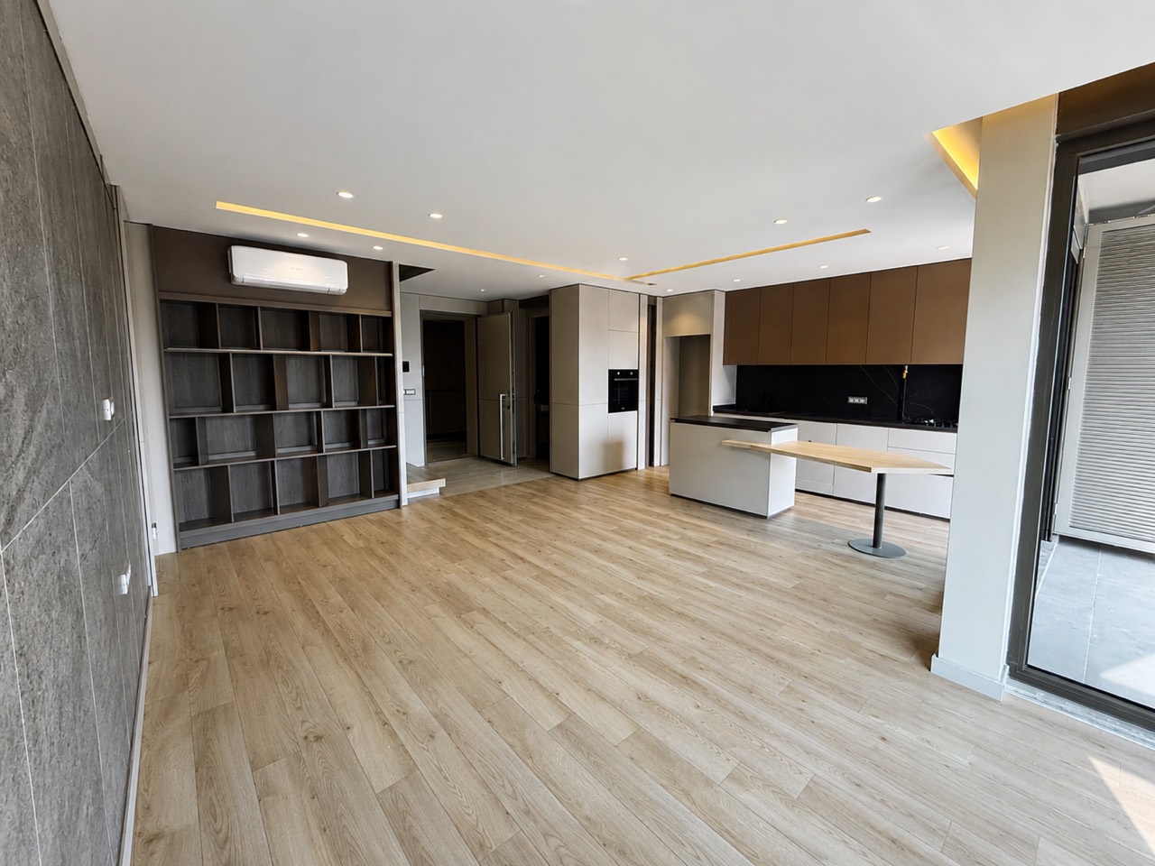 Yapraklar Loft Royal’de açık mutfaklı yaşam alanı